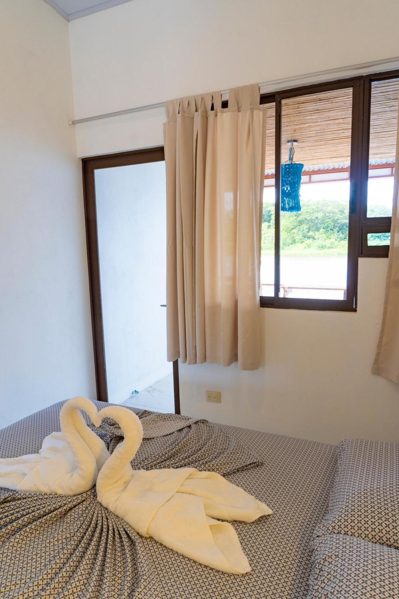 Hotel Pura Natura Riverside Тортугеро Экстерьер фото