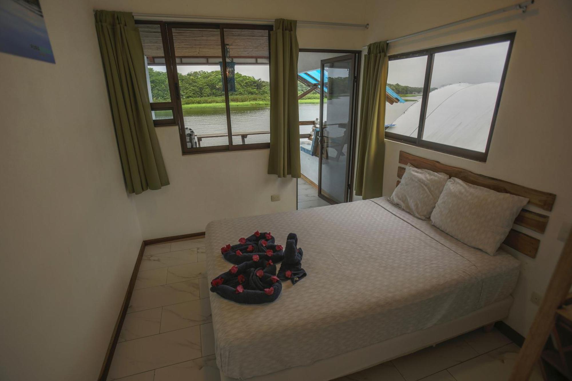 Hotel Pura Natura Riverside Тортугеро Экстерьер фото