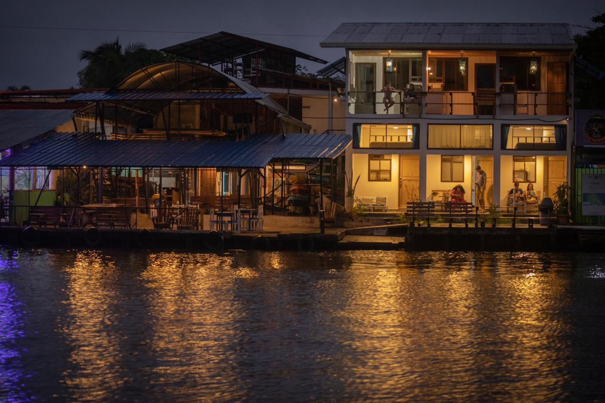 Hotel Pura Natura Riverside Тортугеро Экстерьер фото